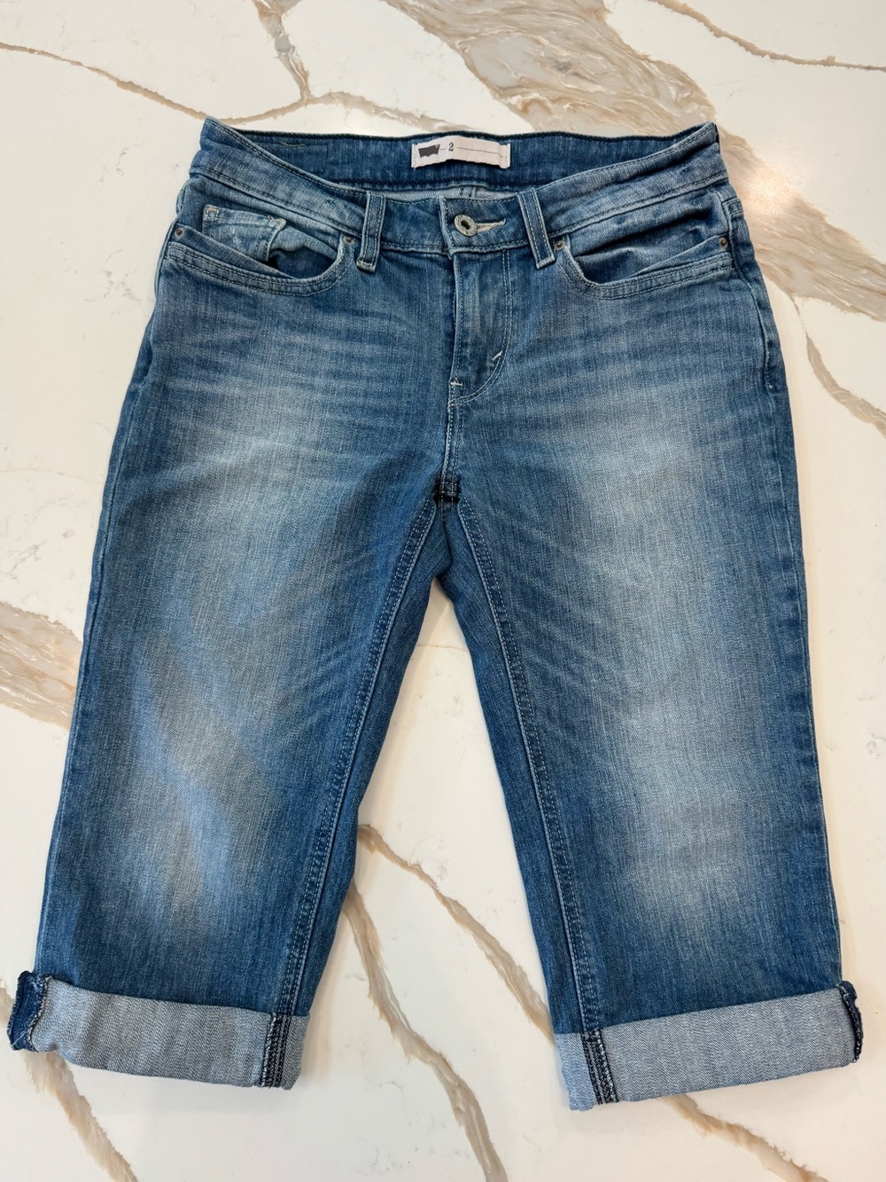 Levi’s Capri Jeans Petite 2 W26 Medium Wash Stretch Denim Mid Rise Casual
